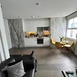One Bedroom Flat Near Portobello Road