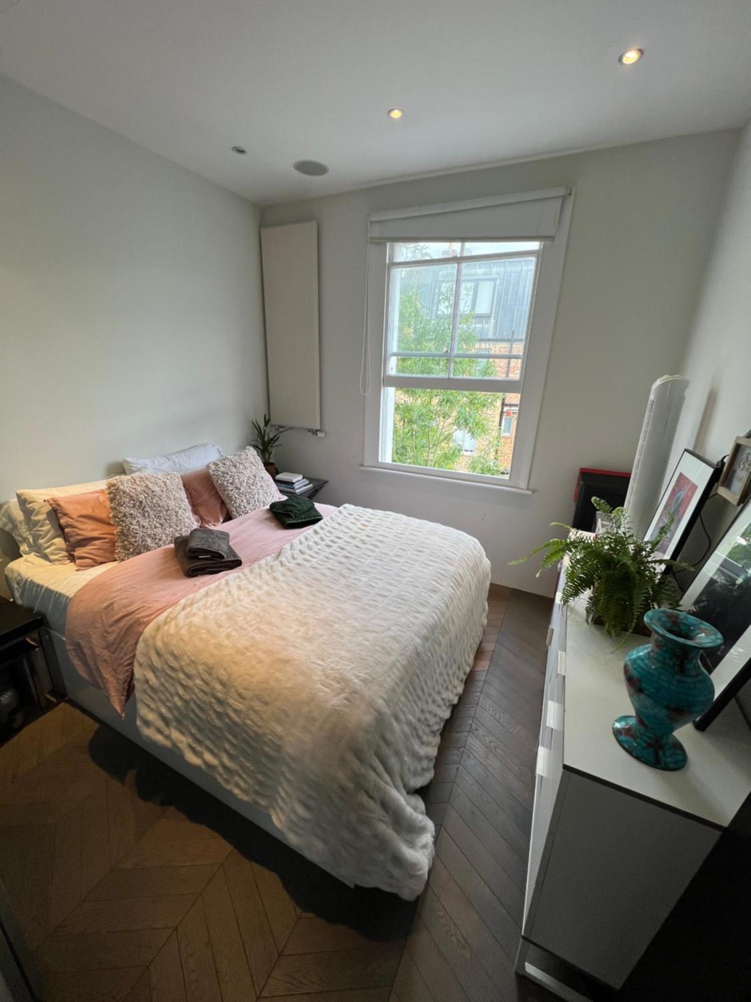 One Bedroom Flat Near Portobello Road *