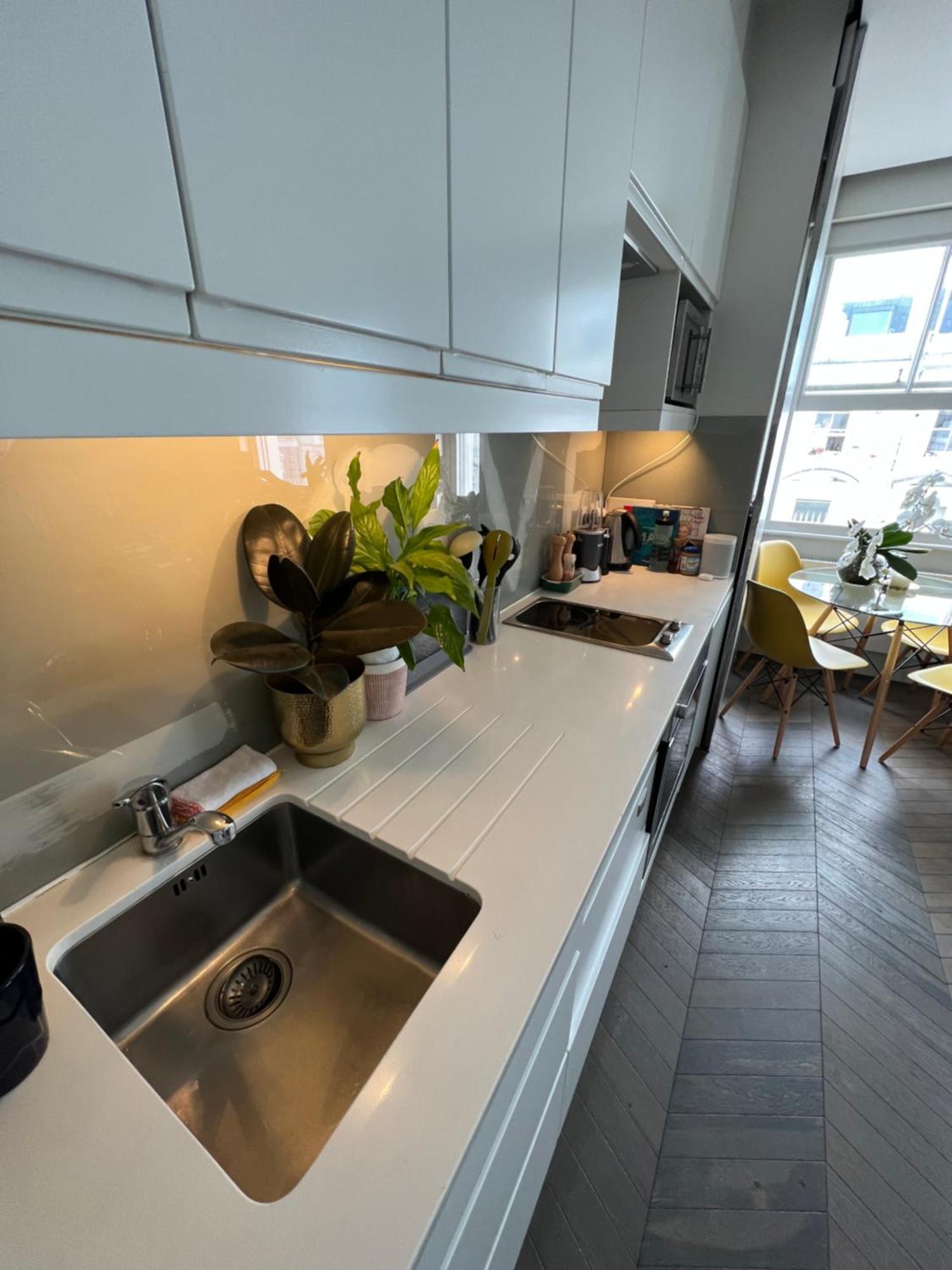 One Bedroom Flat Near Portobello Road *